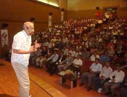 Prof. Dr. Doğan Cüceloğlu'na Yoğun İlgi