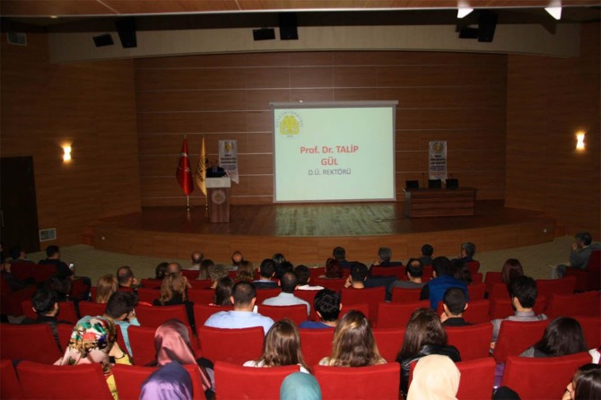 DÜ’de "Eczacılıkta Uzmanlık" konferansı