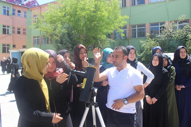 Öğrenciler teleskopla güneşi gözlemlediler