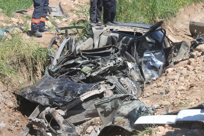 Karşı şeride giren tanker otomobili ezdi: 2 ölü