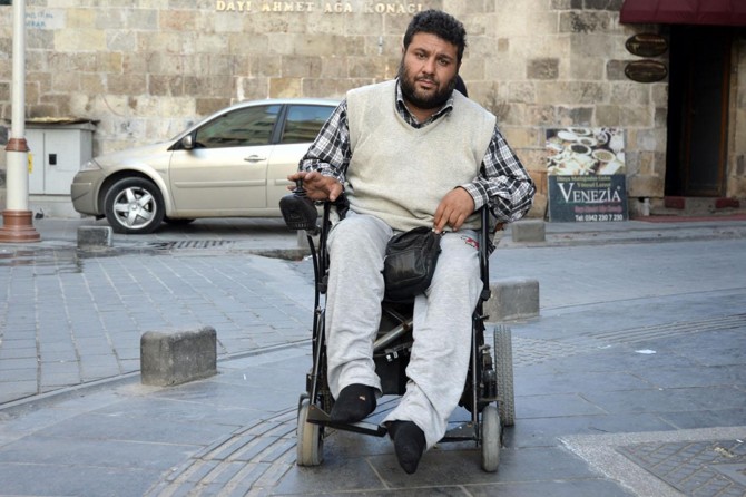 Seyyar tablası çalınan engelli mağdur oldu