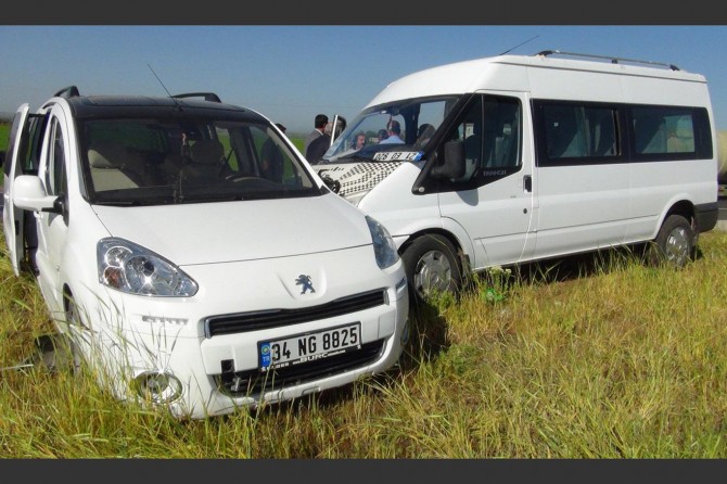Çınar Beşpınar yakınlarında öğrenci servisi ile hafif ticari araç çarpıştı: 4 yaralı