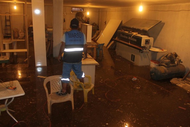 Mobilya imalathanesi sular içinde kaldı