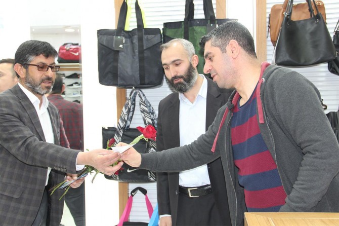 Van halkı Kutlu Doğum etkinliğine gülle davet edildi