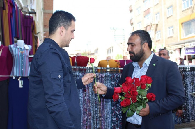 HÜDA PAR Bağlar ilçe teşkilatı esnafa gül dağıttı