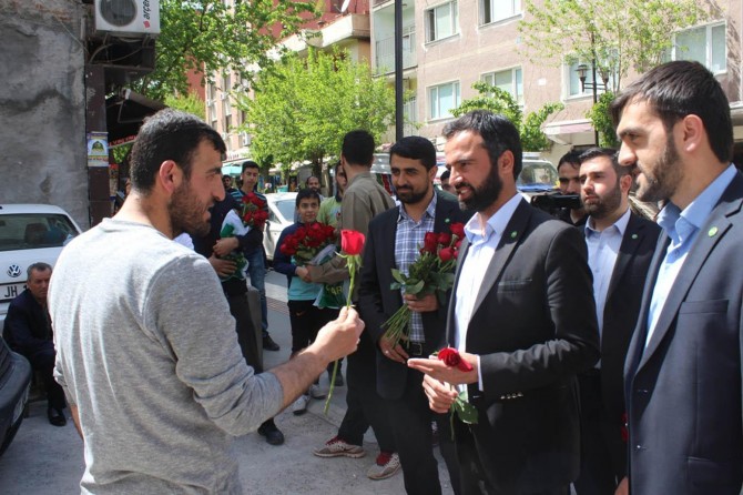 HÜDA PAR Gençlik Kolları gül dağıttı