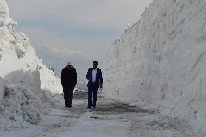 Li Bedlîsê micadeleya bi berfê re di meha nîsanê de jî didome
