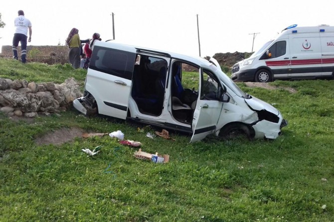 Şarampole yuvarlanan araçta 5 kişi yaralandı