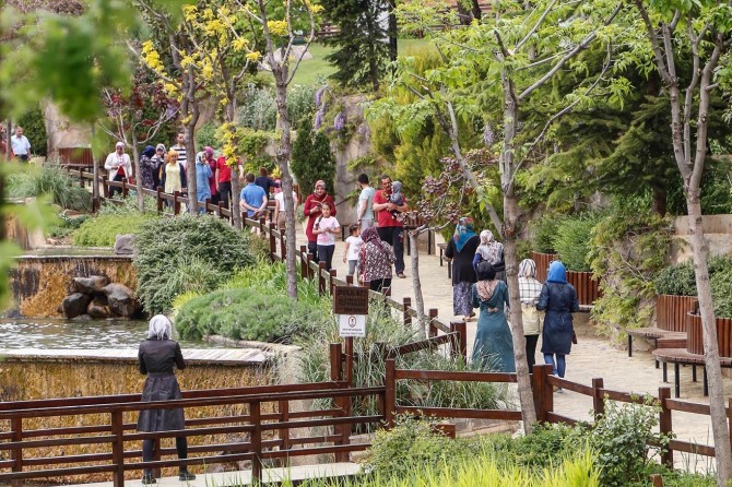Gaziantepliler havaların ısınmasıyla parklara akın etti