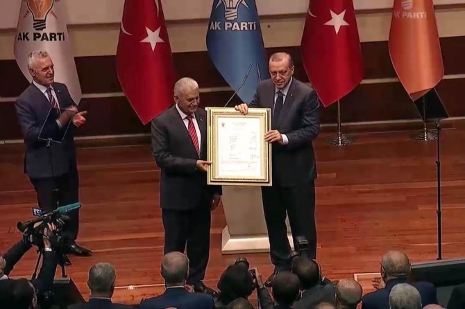 Cumhurbaşkanı Erdoğan AK Parti'ye üye oldu