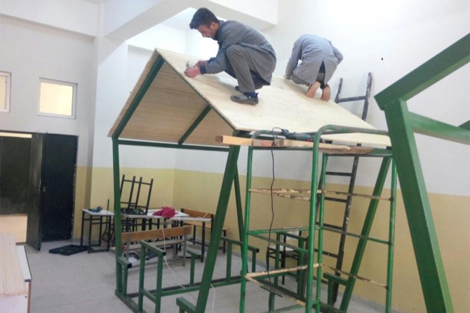 Okul harçlıklarını kamelya üreterek çıkarıyorlar