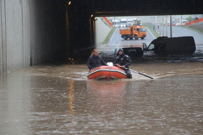 Sağanak yağış nedeniyle köprülü kavşakta 3 araç mahsur kaldı