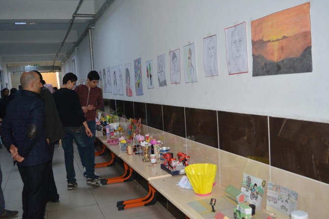 Suriyeli çocuklar savaşın acısını resmetti