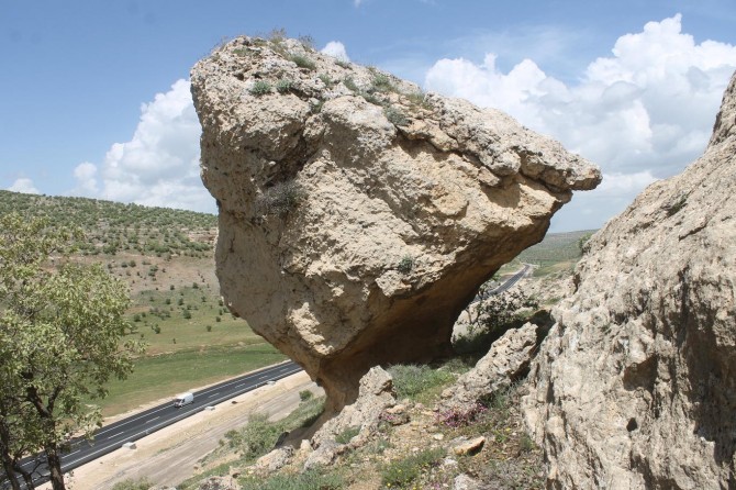 Mardin-Diyarbakır Karayolu'nda dev tehlike