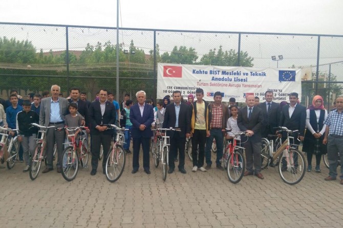 Adıyaman Kahta'da fiziksel aktiviteyi teşvik amacıyla öğrencilere bisiklet dağıtıldı