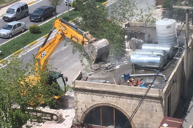 Mardin’de ruhsatsız yapılar yıktırıldı