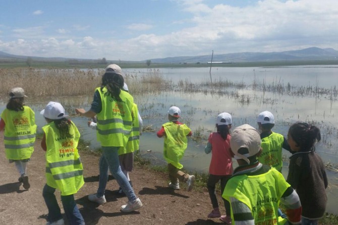 Van'da Erçek Gölünde minik öğrenciler av yasağı nöbeti tuttu