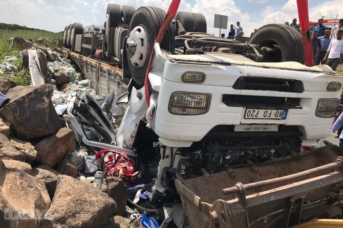 TIR gindirî şarampolê: 2 birîndar