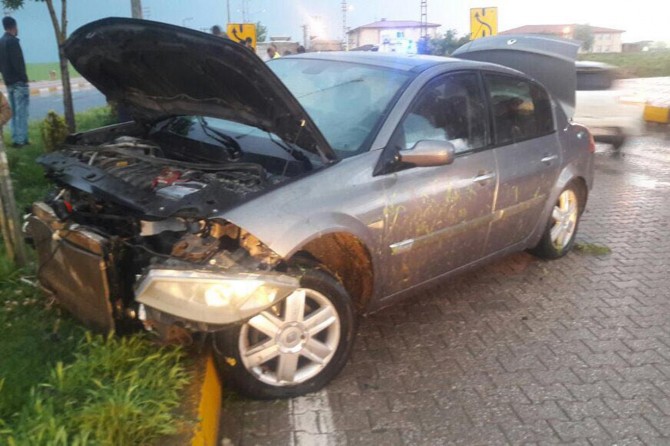 Çınar'da yağış sonrası kayganlaşan yol kazaya neden oldu