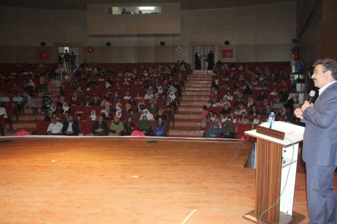 "İnsanlığı kurtaracak yegâne kitap Kur'an-ı Kerim'dir"