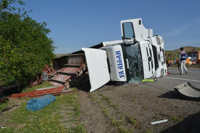 İnşaat malzemesi yüklü TIR devrildi: Bir yaralı