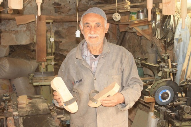 Yarım asırdır rızkını takunya yaparak çıkartıyor