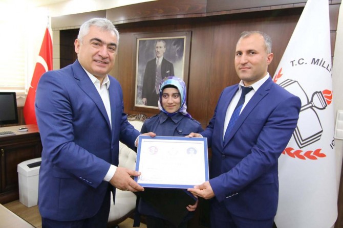 Kitap okuma yarışmasında dereceye girenlere ödülleri verildi