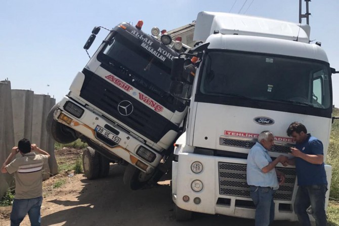 Sınıra duvar bırakan vinç devrildi: Bir yaralı