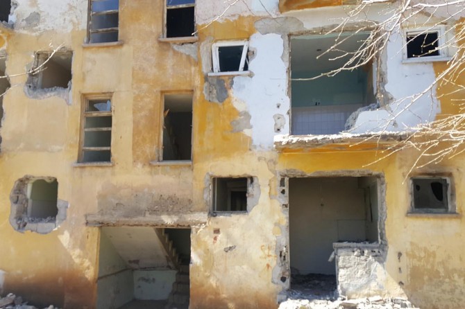 Yıkımı yapılan binanın çöken balkonu altında kalan işçi hayatını kaybetti