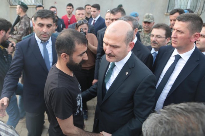 Bakan Soylu Silopi'de 2 çocuğunu kaybeden aileyi ziyaret etti