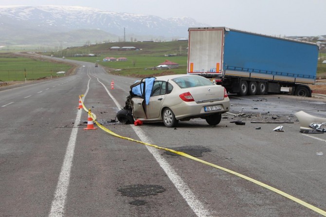 TIR ile otomobil kafa kafaya çarpıştı: Bir ölü