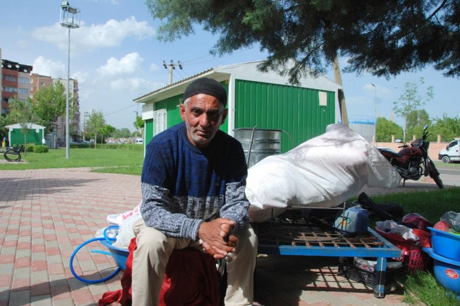 Parkta kalan kimsesiz yaşlı adam yardım bekliyor