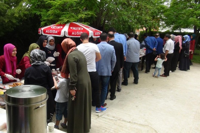 İHL öğrencileri yetim çocuklar yararına kermes düzenledi