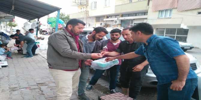 HÜDA PAR Gençlik kolları esnafa gül suyu dağıttı lokum ikram etti