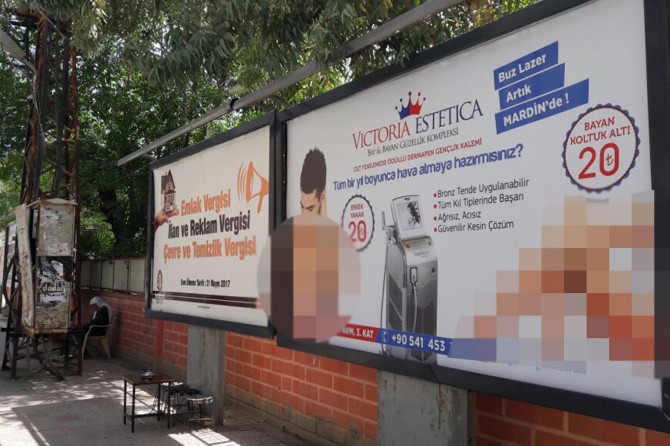 Müstehcen afişlere tepki