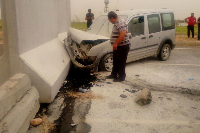 Hafif ticari araç güvenlik duvarına çarptı: 4 yaralı