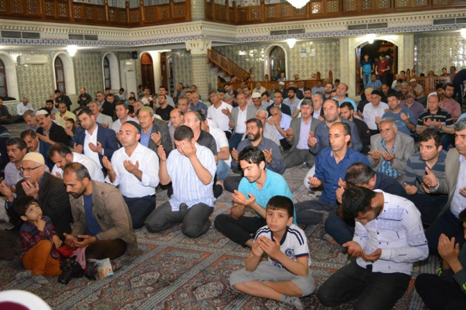 Batman'da Berat Kandili dualarla ihya edildi