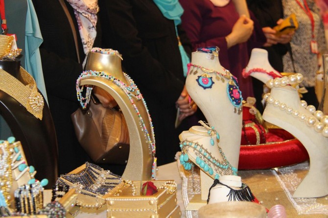 Sur mağduru kadınların el sanatları sergilendi