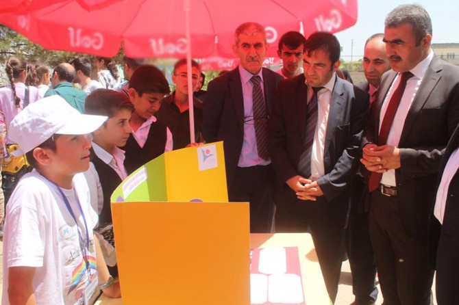 "Bilim fuarlarını dünya çapında bilim adamlarını yetiştirme aşaması olarak görüyoruz"