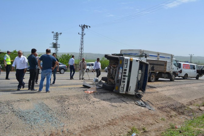 Buğday yüklü kamyonet devrildi: 2 yaralı