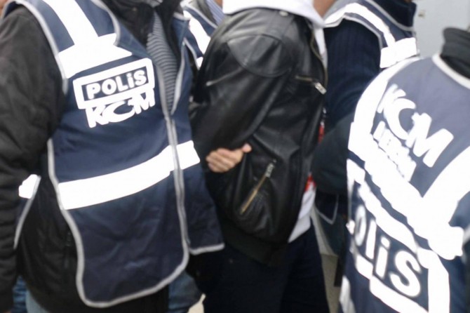 Evinde PKK ve IŞİD materyalleri bulunan FETÖ şüphelileri tutuklandı