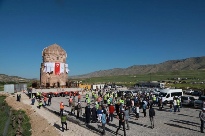 650 yıllık tarihi Zeynel Bey Türbesi taşınmaya başlandı