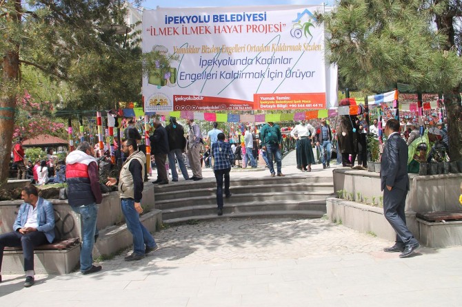 Dabbağoğlu Parkı el örgüleri ile renklendi