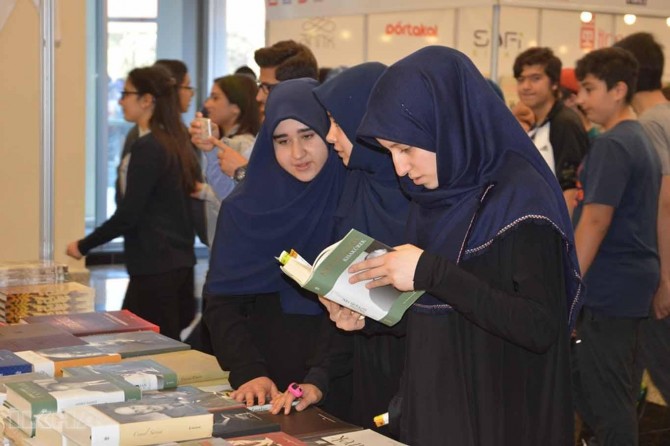 Students pay intensive interest to book fair