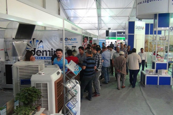 Fuarda stant açan firma yetkilileri dertli