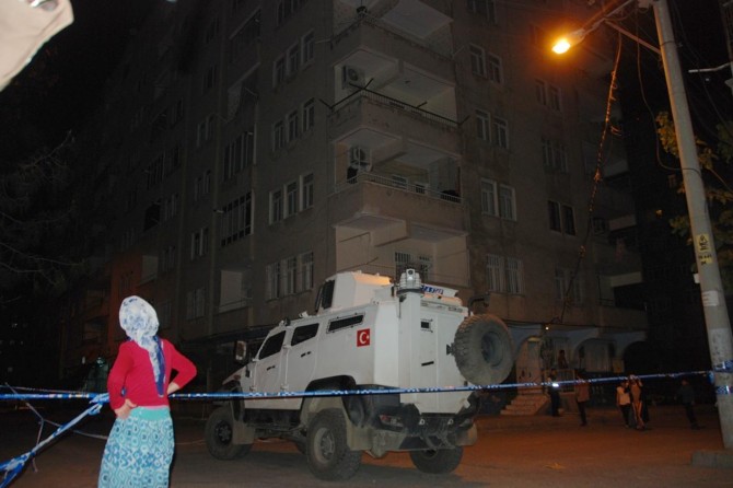 Diyarbakır'da kolonları patlayan apartman tahliye edildi