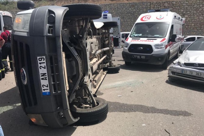 Batman'da otomobil ile minibüs çarpıştı 5 yaralı
