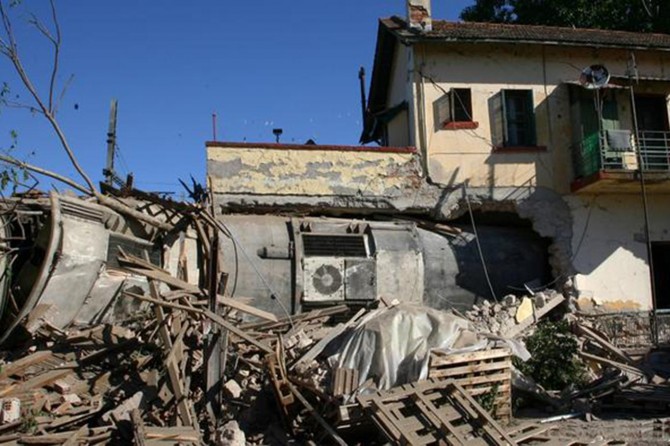 Yunanistan’da tren binaya girdi