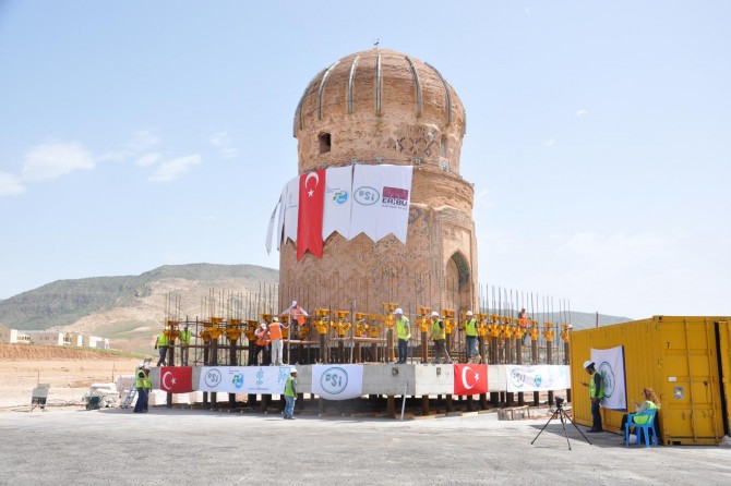 Zeynel Bey Türbesi yeni yerine yerleştirilmeye başlandı