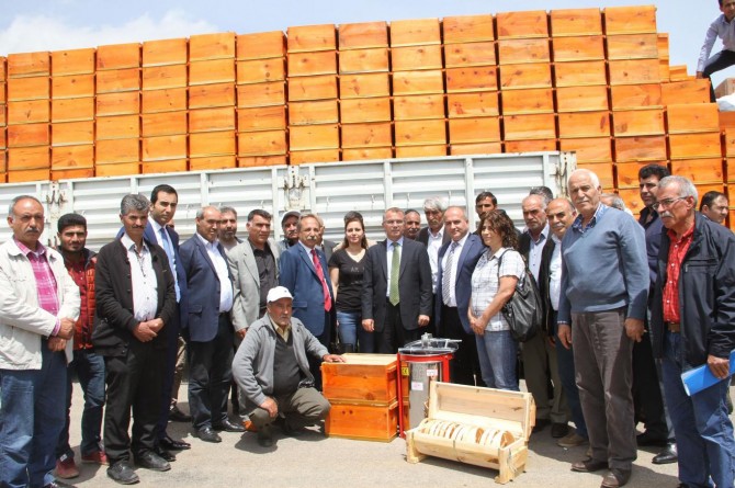 Diyarbakır’da arılı kovanı dağıtımı gerçekleştirildi